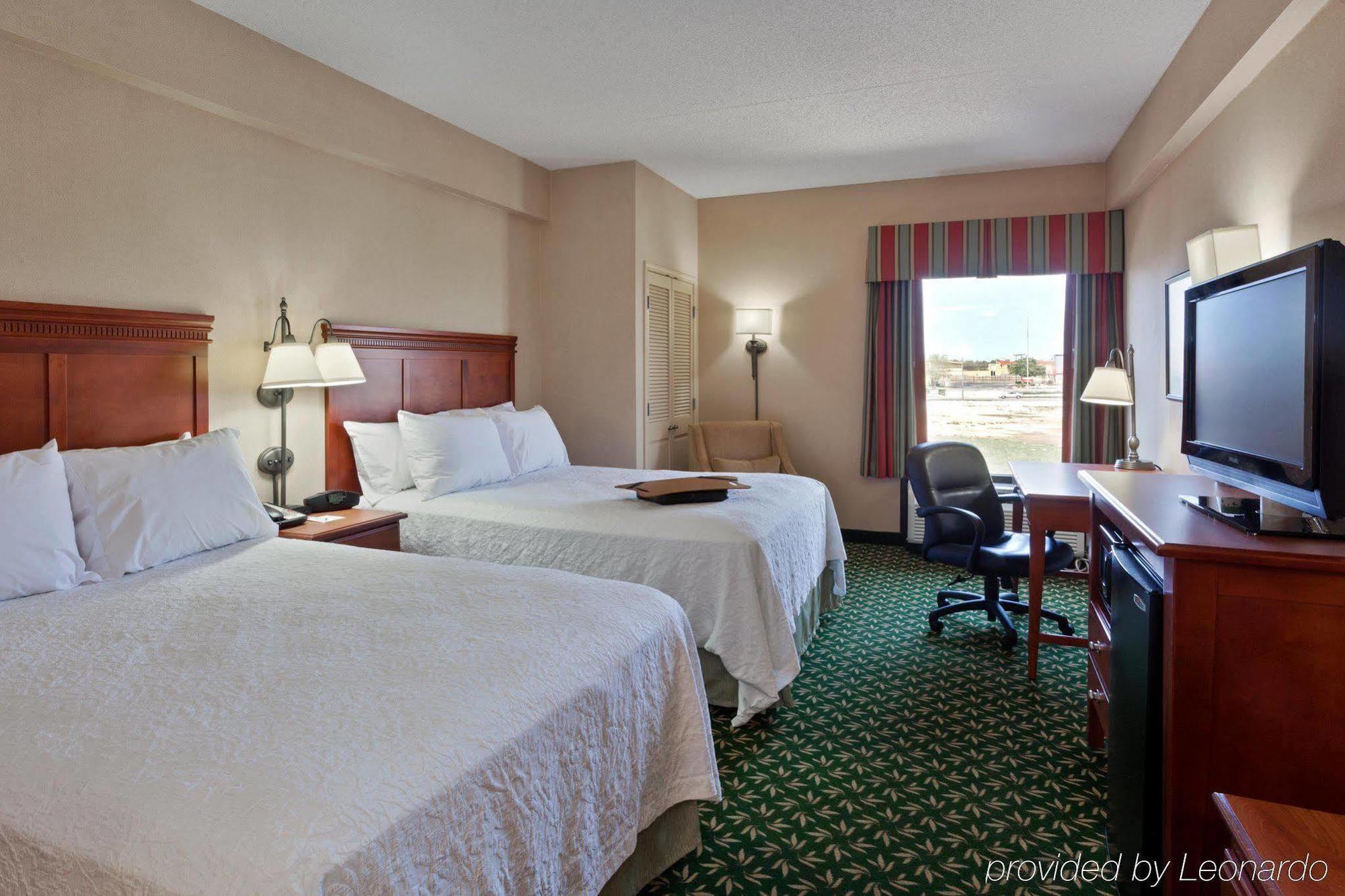 Hampton Inn Джоплин Экстерьер фото